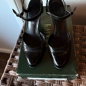 Lauren Ralph Lauren Black Patent Vintage Leather Mary Jane Heels Size 7B.